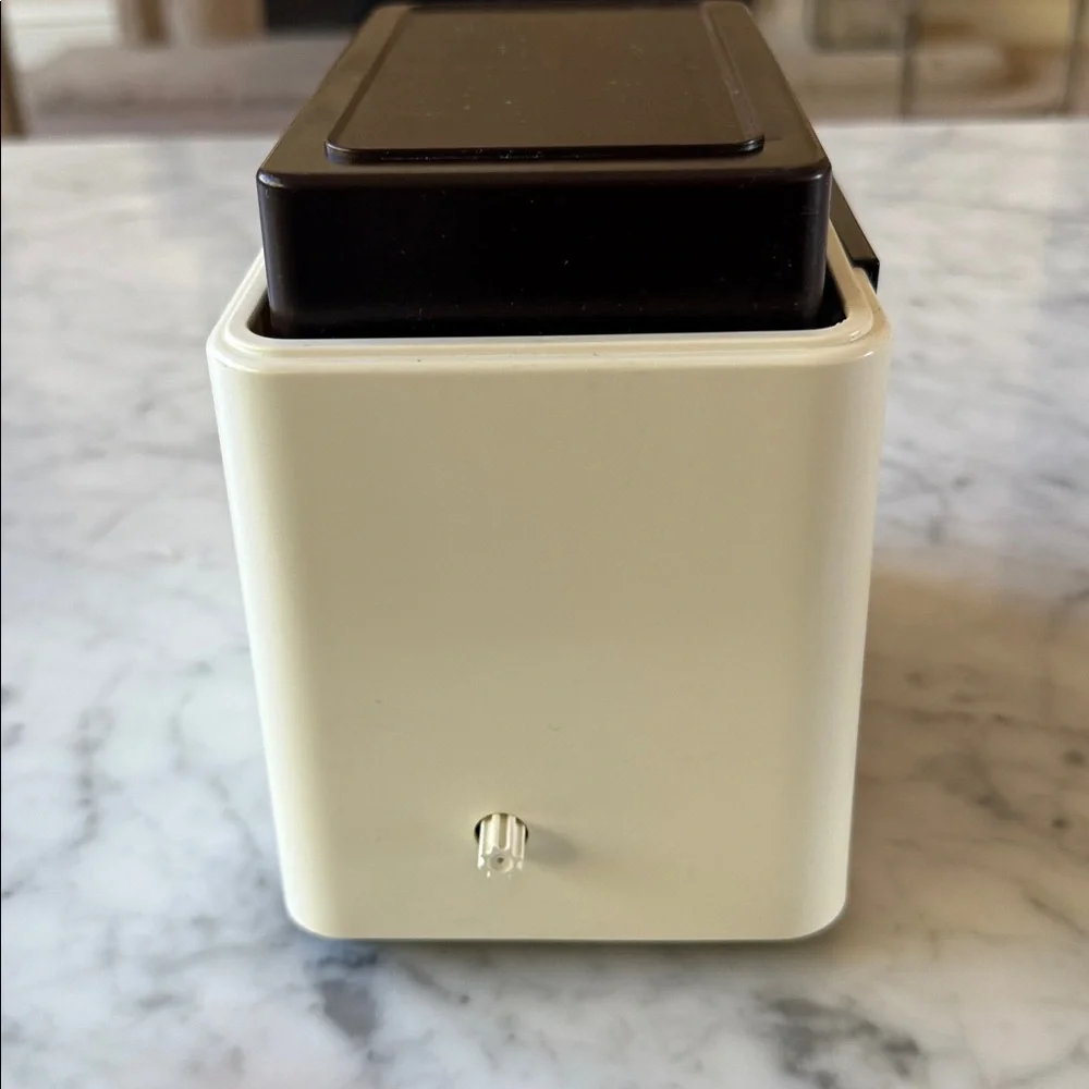 Vintage Williams Sonoma kitchen scale. Made in France.